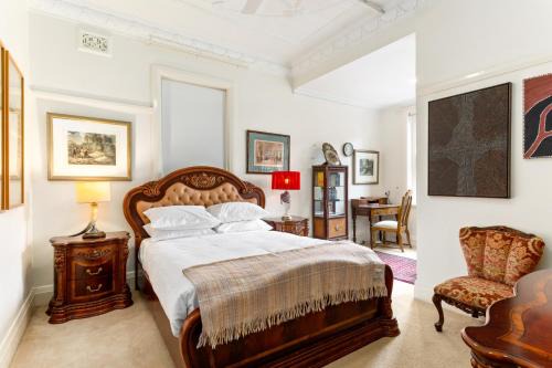 Kings Cross Apartment | Eclectic Art Deco Apartment in great location