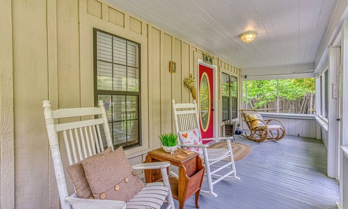 Mentone Cottage | Eclectic Cozy Cottage walking distance to downtown