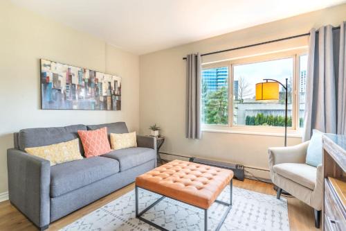 Downtown Seattle House | Eclectic Downtown & Cap Hill King bed & Kitchen