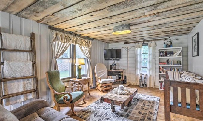 Ladysmith House | Eclectic Ladysmith Hideaway: Hike and Hunt!