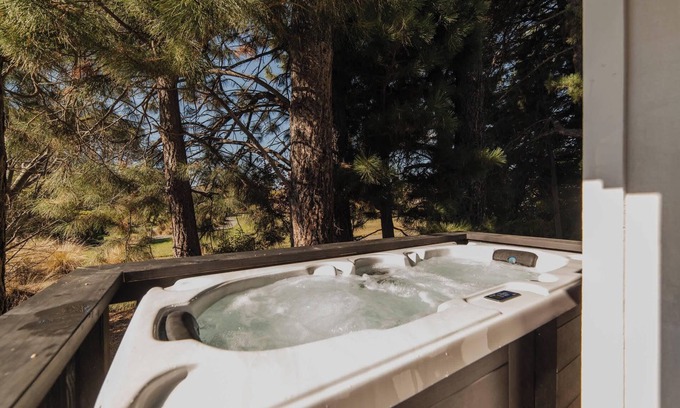 Lake Tekapo House | Eclipse Haven | 2BR + Hot Tub + Parking | Sleeps 5