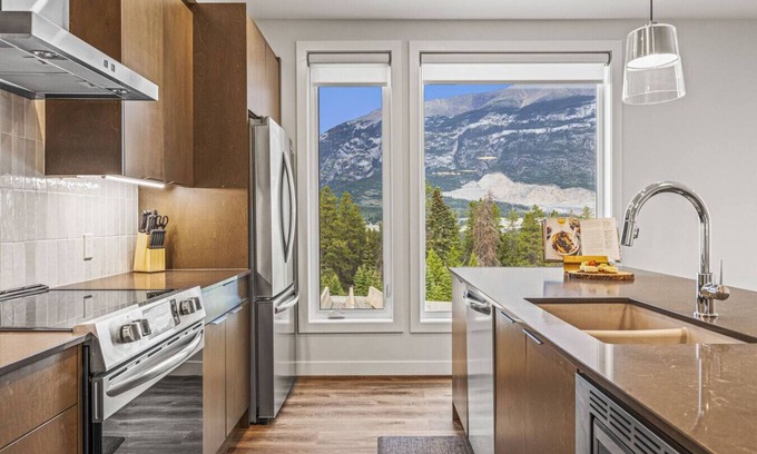 Canmore Apartment | Eco-Friendly 3BR | Spectacular Views |Private Deck