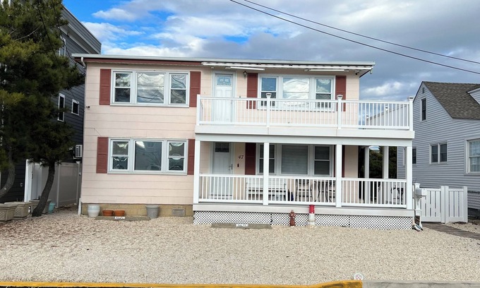 Surf City Apartment | Eco-Friendly Beach Block Apartment