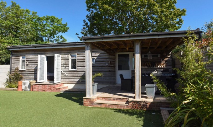 Portsmouth House | Eco-Lodge nr QA hospital - short term tenancy only