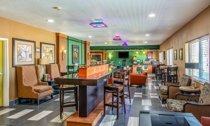 Southwest Topeka Hotel | Econo Lodge at Wanamaker