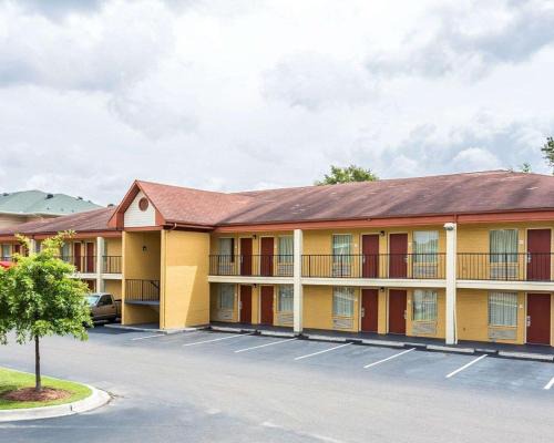 North Charleston Cabin | Econo Lodge Coliseum