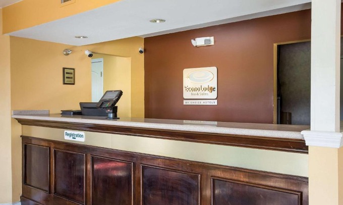 Hillview Hotel | Econo Lodge Inn & Suites I-65