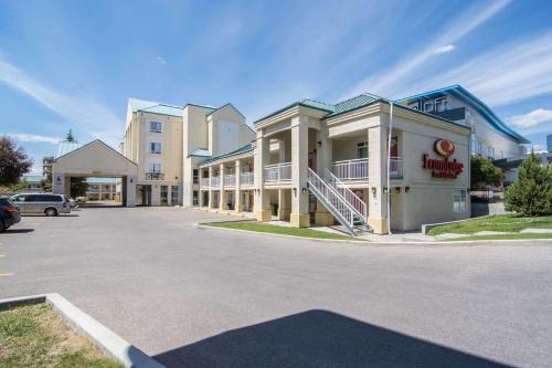 Banff Trail Hotel | Econo Lodge Inn & Suites University