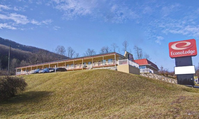 Bluefield Cabin | Econo Lodge Near Bluefield College