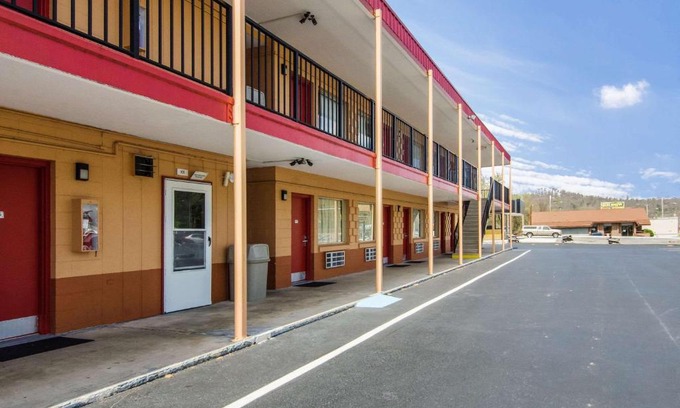 Bristol Cabin | Econo Lodge Near Motor Speedway