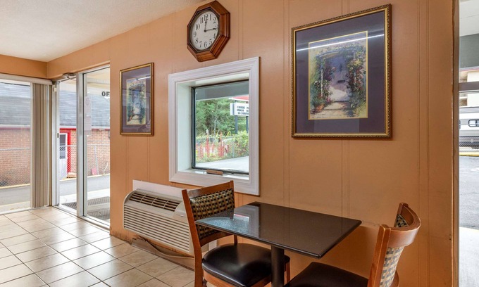 Charlottesville Hotel | Econo Lodge North