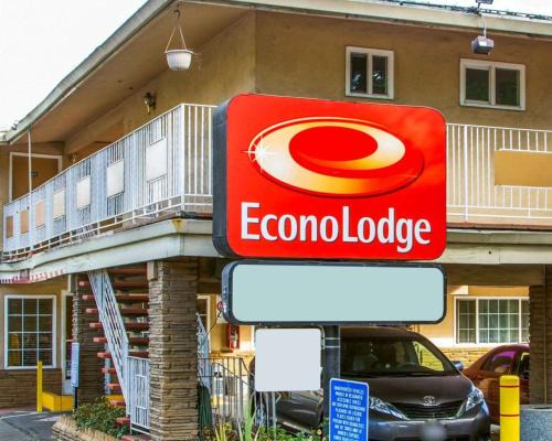 Boulevard Park Cabin | Econo Lodge Sacramento Convention Center