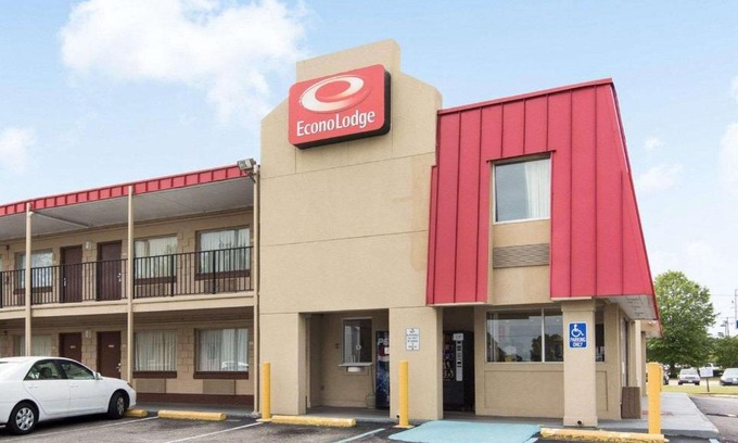 North Central Cabin | Econo Lodge Virginia Beach Town Center