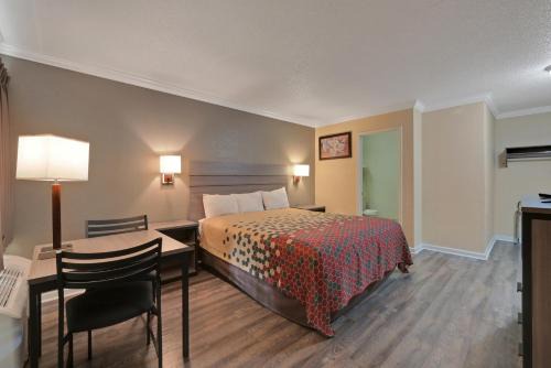 Woodland Cabin | Econo Lodge Woodland near I-5
