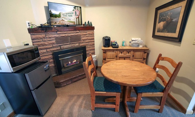 Estes Park Apartment | Economical Suite with King Bed & Woodburning Fireplace