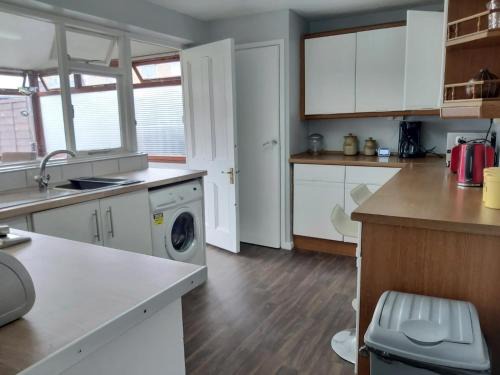 Dunstable House | Eddiwick House - Huku Kwetu Dunstable -Spacious 4 Bedroom House - Private garden & parking -Free Wifi-indoor play area-close to London Luton Airport