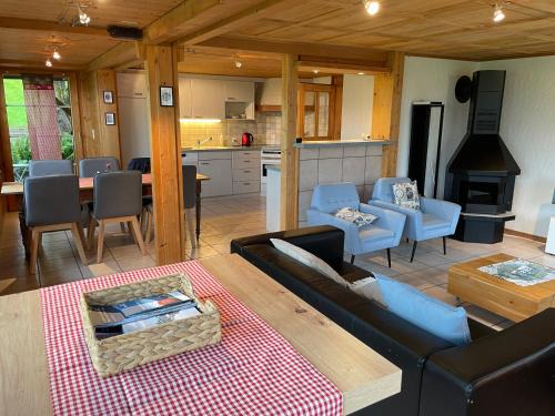 Frutigen Apartment | Edelweiss 4 Zi Ferienwohnung in Landhaus