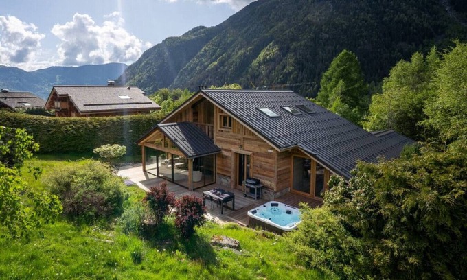 Les Bossons Ski Chalet | Eden - Chalet Spacieux | Views | Jacuzzi | Fireplace | BBQ