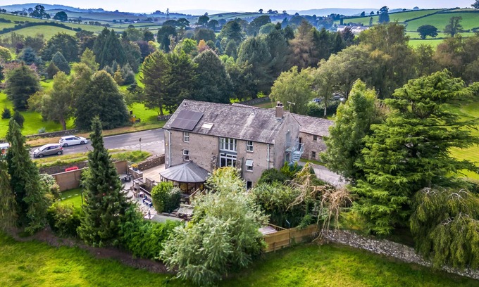 Kendal Cottage | EDEN MILL, MILLERS BECK, pet friendly, with hot tub in Kendal