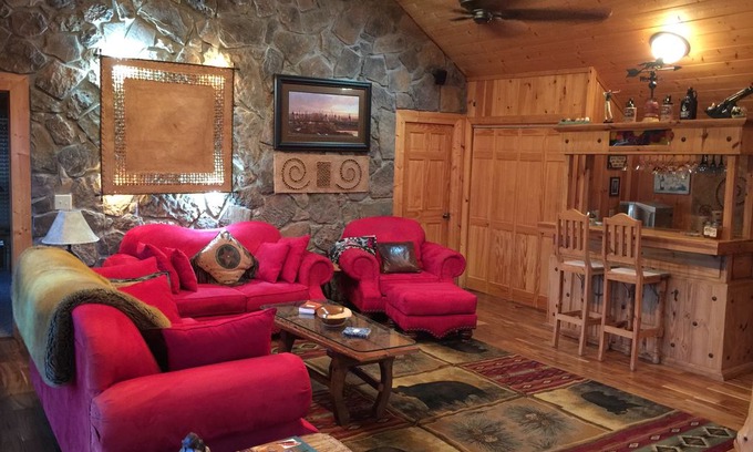 Gatlinburg - Pigeon Forge Cabin | Eden's View Luxury Cabin w/ 3KG BR, 3 BA en suites Hot Tub, MTN VIEW! SLEEPS 8