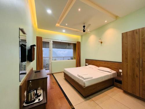 Chithirapuram Bed & Breakfast | EDENS SNOW CASTLE