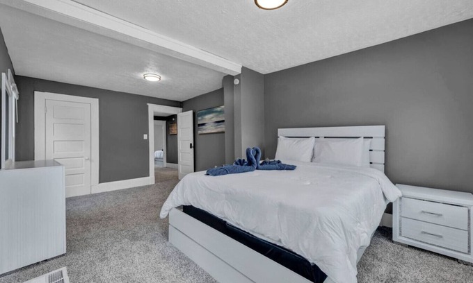 Detroit - Shoreway House | Edgewater Beach Haven - The Florence Nightingale (Only 1 room, not the entire house)