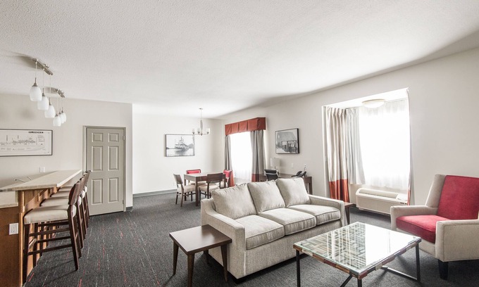 Whitehorse Hotel | Edgewater Hotel