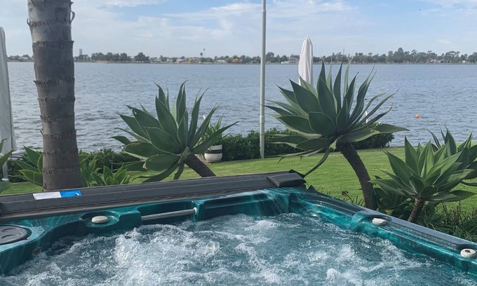 Mulwala House | Edgewater lake house