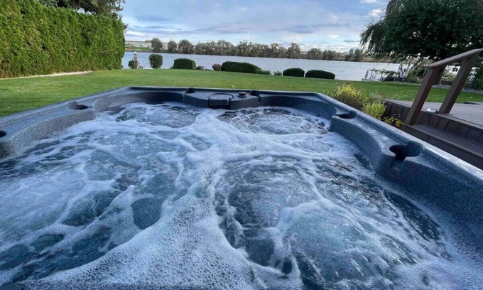 Moses Lake House | Edgewater Paradise HotTub Private Dock & Game Room