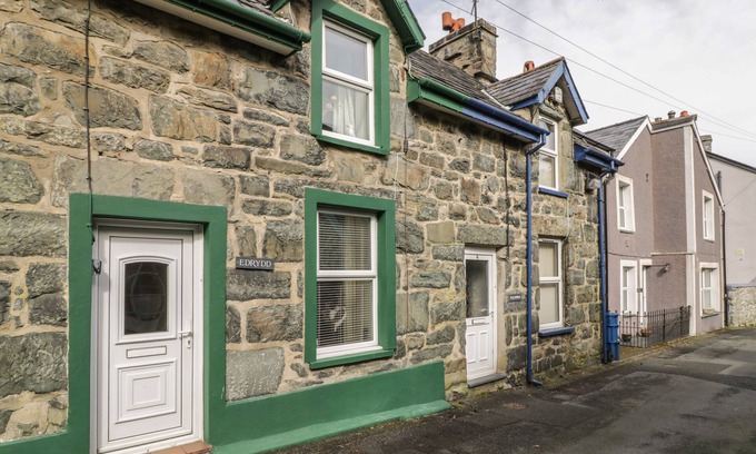 Harlech Cottage | EDRYDD, pet friendly, character holiday cottage in Harlech