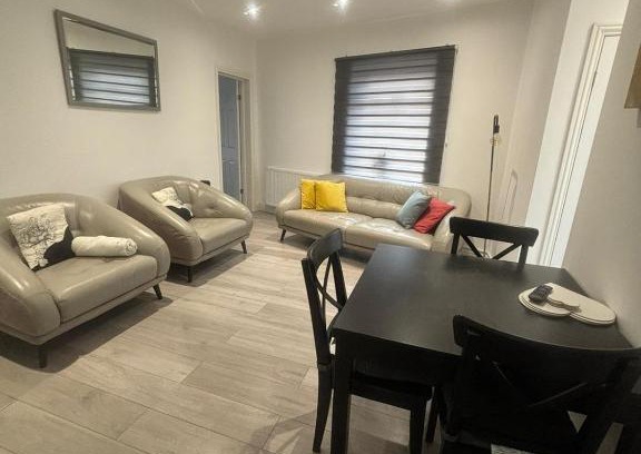 Selhurst Apartment | EEJs Modern London 3 bed flat near Crystal Palace Stadium - Great transport links