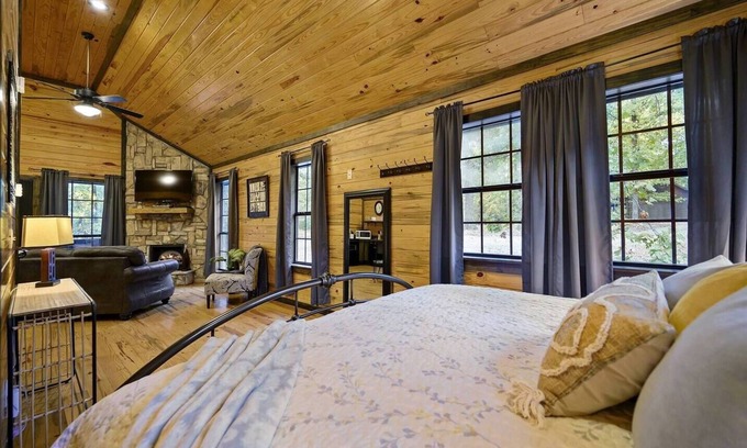 Broken Bow Cabin | efficiency 1 king couples cabins + pets allowed