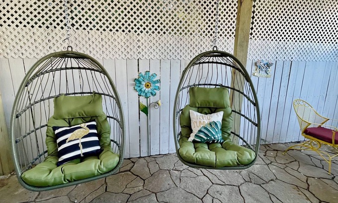 Gulfport House | Egg Swings, Yellow Beach, Sleep 8, Next to Pool