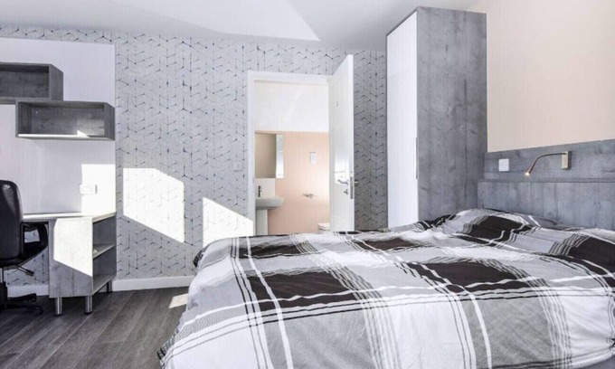 Runnymede Apartment | Egham Exquisite Spacious Three Bedroom Apartment