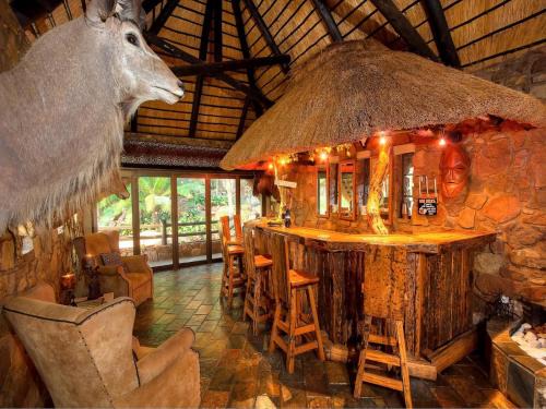 Marken Cabin | Ehlathini Game Lodge