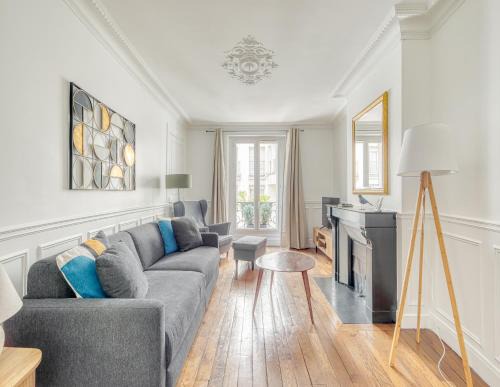 Passy Apartment | Eiffel tower 10 minutes 1BR Renovated