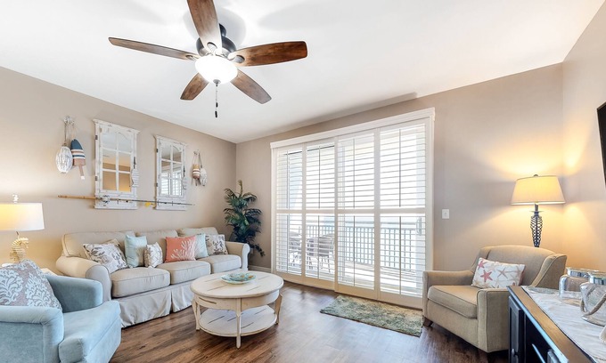 Panama City Beach Condo | Eighth-floor condo with pool, hot tub, Gulf views & high-speed WiFi