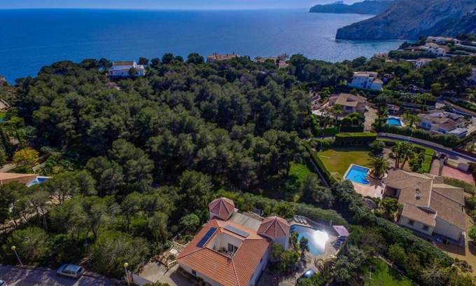 Cap de la Nau Villa | El Castillo - Spacious 8 bedroom villa sleeps up to 15 (max 10 adults)