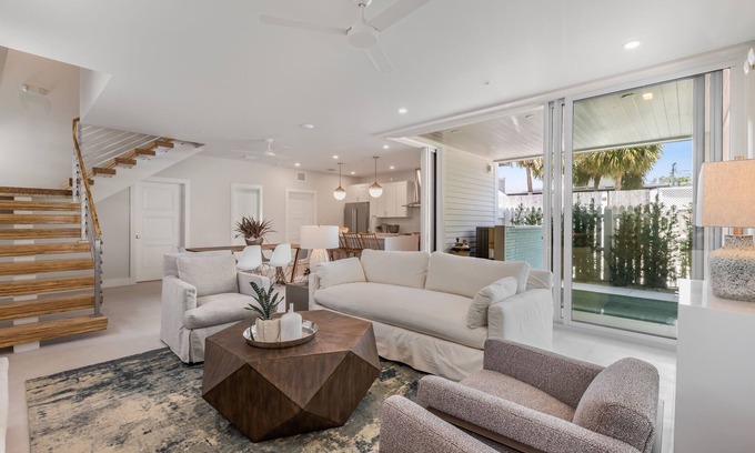 Downtown House | EL CORAZON~ Renovated Home w/Direct Access to Duval St. w/Pool & Parking!