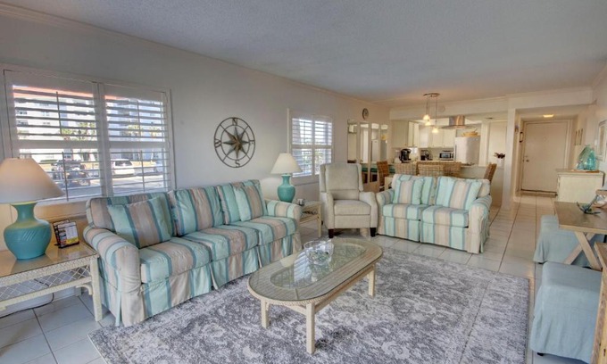 Fort Walton Beach House | El Matador 319 - Walk right out to the pool and the beach!