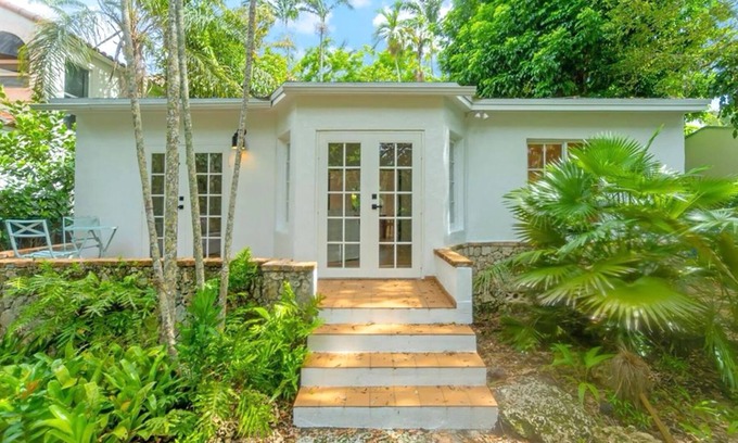 Southwest Coconut Grove Cottage | El Prado’s Getaway. Charming 2B 1B retreat in upscale Coconut Grove