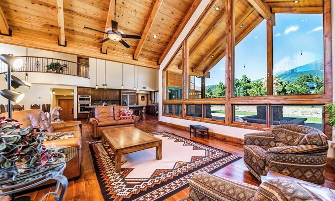 Fort Valley House | "El Rancho" The Grand House with Snowbowl Vistas w/AC