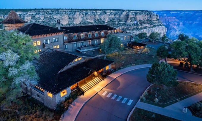 Grand Canyon Village Hotel | El Tovar - Inside the Park