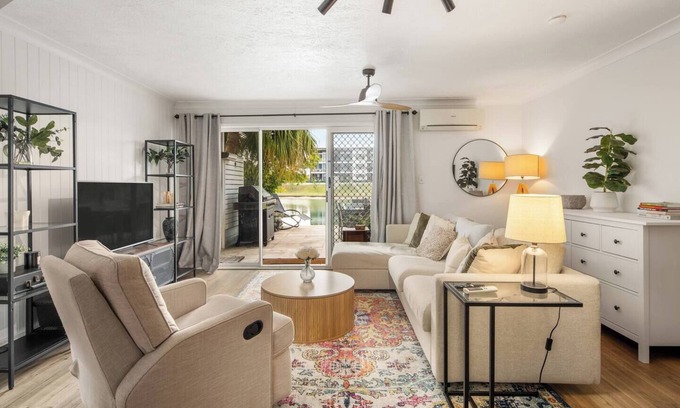Elanora House | Elanora Oasis Lakefront Serenity and Resort Living