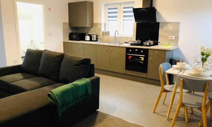 Peterborough Apartment | ELD1 - Large 2 bedrooms, Complimentary Netflix & Parking