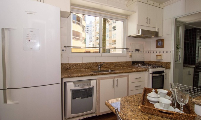 Barra Sul Apartment | Elegância Clássica 100m da Praia na Rua 3700 P1397