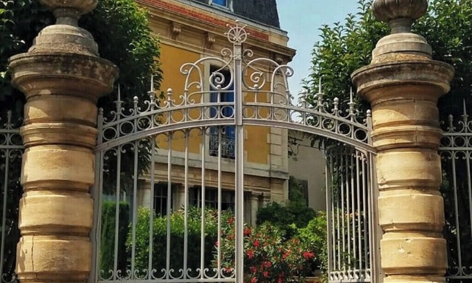 Olonzac Apartment | Elegant 1 bed garden apartment in a Château near the Canal Du Midi at Homps !