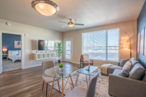 Tempe Apartment | Elegant 1BD - Balcony, Pool, Gym, W-D - Sleeps 4