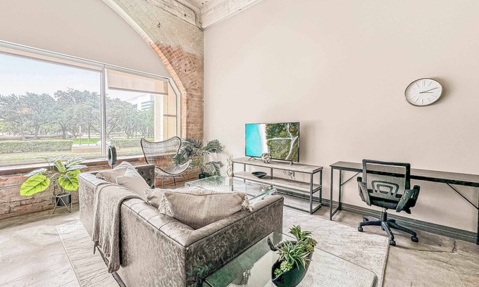 Downtown Dallas Apartment | Elegant 1BD | DT Dallas | Sleeps 5 | Free Parking