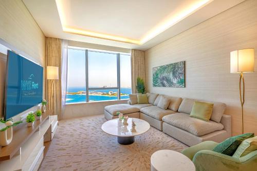 Palm Jumeirah Apartment | Elegant 1BR in Palm Tower, Nakheel Mall, Sea View
